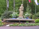 Allerheiligen-Kirche mit Bruder-Konrad-Statue